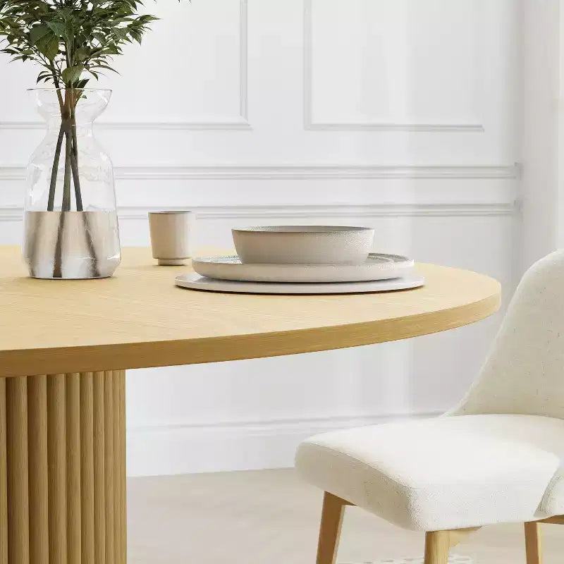 Table de salle à manger ronde 52" en bois massif avec piètement cannelé, 4 à 6 places, naturel